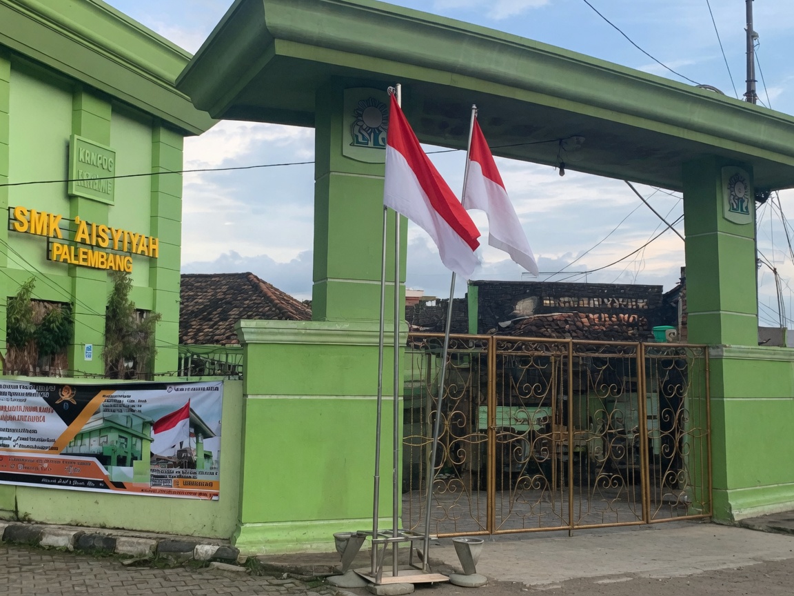 Gerbang SMK Aisyiyah Palembang dengan bendera merah putih
